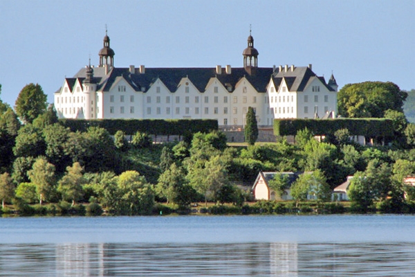 Großer Plöner See mit Blick auf das Schloss.